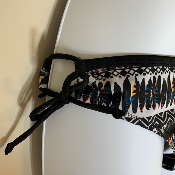 NWT. Enjoy The Sunshine Medium Colorful Print Halter Wrap Bikini Set. - Picture 6 of 11